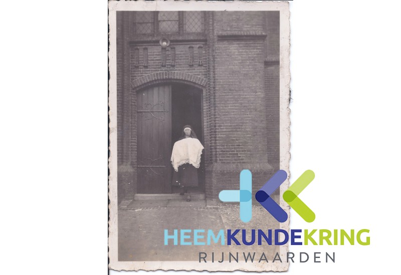 Dina Damen voor de rk kerk te Lobith Coll. HKR geschonken door H.vdLaag F0000044